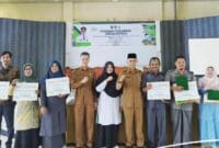 Perwakilan sejumlah sekolah di Padang Panjang menerima penghargaan Adiwiyata dalam acara Rapat Keberlanjutan Gerakan Peduli dan Berbudaya Lingkungan Hidup di Sekolah (GPBLHS) dan Apresiasi Adiwiyata 2024 yang diselenggarakan di Aula Dinas Pendidikan dan Kebudayaan (Disdikbud) Padang Panjang.