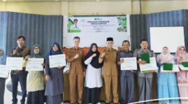 Perwakilan sejumlah sekolah di Padang Panjang menerima penghargaan Adiwiyata dalam acara Rapat Keberlanjutan Gerakan Peduli dan Berbudaya Lingkungan Hidup di Sekolah (GPBLHS) dan Apresiasi Adiwiyata 2024 yang diselenggarakan di Aula Dinas Pendidikan dan Kebudayaan (Disdikbud) Padang Panjang.