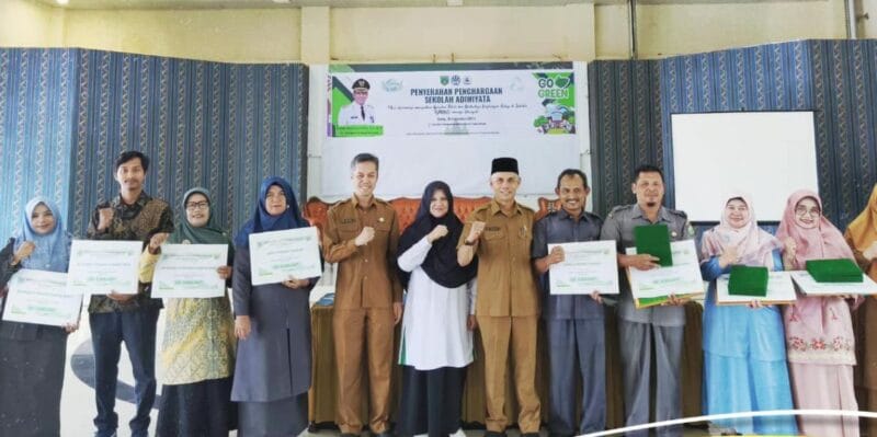 Perwakilan sejumlah sekolah di Padang Panjang menerima penghargaan Adiwiyata dalam acara Rapat Keberlanjutan Gerakan Peduli dan Berbudaya Lingkungan Hidup di Sekolah (GPBLHS) dan Apresiasi Adiwiyata 2024 yang diselenggarakan di Aula Dinas Pendidikan dan Kebudayaan (Disdikbud) Padang Panjang.