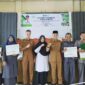 Perwakilan sejumlah sekolah di Padang Panjang menerima penghargaan Adiwiyata dalam acara Rapat Keberlanjutan Gerakan Peduli dan Berbudaya Lingkungan Hidup di Sekolah (GPBLHS) dan Apresiasi Adiwiyata 2024 yang diselenggarakan di Aula Dinas Pendidikan dan Kebudayaan (Disdikbud) Padang Panjang.