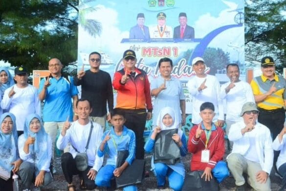 Peringati Hari Guru dan Sambut HAB Kemenag ke-79, MTsN 1 Padang Pelopori Aksi Bersih Pantai