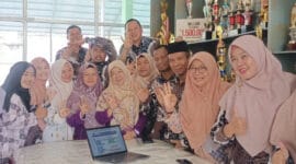 Kepala MAN 3 Padang Marliza, Kaur TU Visanola Engrita, bersama jajaran majelis guru dan pegawai, saat submit PMPZI.