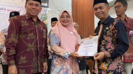 Kabag TU Kanwil Kemenag Sumbar Edison, didampingi Kakan Kemenag Kota Padang Edy Oktafiandi, menyerahkan penghargaan Peringkat I Kategori Nilai IKPA Tertinggi Semester II Tahun 2024 di lingkungan Kantor Kemenag Kota Padang dan Peringkat I Kategori Realisasi Anggaran Tertinggi Semester II Tahun 2024 tingkat MAN se-Kota Padang, kepada Kepala MAN 3 Padang Marliza.