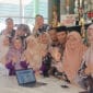 Kepala MAN 3 Padang Marliza, Kaur TU Visanola Engrita, bersama jajaran majelis guru dan pegawai, saat submit PMPZI.