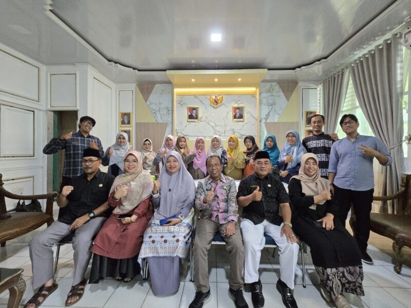 Kepala MTsN 1 Padang Isrizal dan unsur pimpinan madrasah berfoto bersama Guru dan Tenaga Kependidikan (GTK) yang berhasil meraih prestasi gemilang.