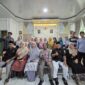Kepala MTsN 1 Padang Isrizal dan unsur pimpinan madrasah berfoto bersama Guru dan Tenaga Kependidikan (GTK) yang berhasil meraih prestasi gemilang.