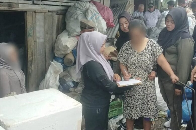 Satpol PP Padang Tertibkan Pengepul Barang Bekas di Kuranji Satpol PP Padang Tertibkan Pengepul Barang Bekas di Kuranji