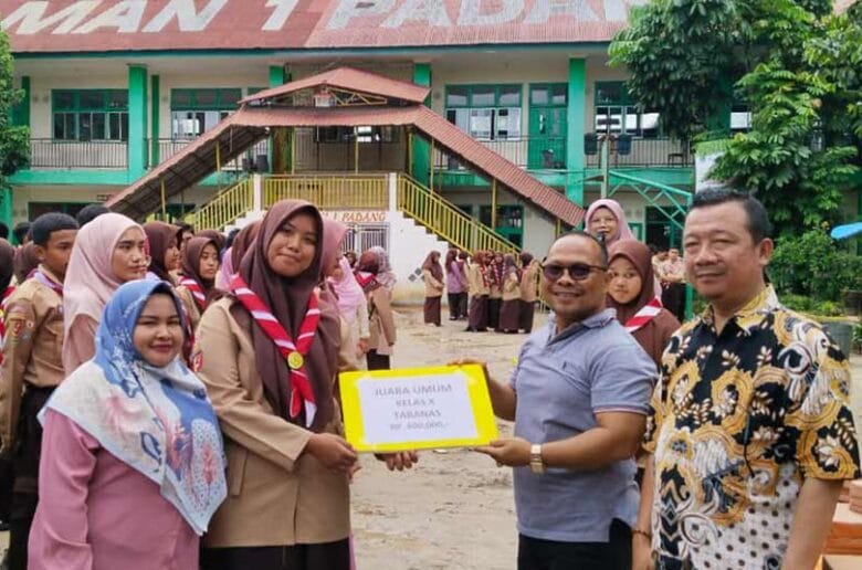 Tutup Tahun Pelajaran 2023-2024 di MAN 1 Padang, Juara Umum Tutup Tahun Pelajaran 2023-2024 di MAN 1 Padang, Juara Umum Dapat Reward dari Kepala Madrasah
