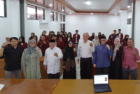 REKTOR Unes, Prof. Dr. H. Sufyarma Marsidin, dan narasumber foto bersama dengan peserta Sosialisasi Program Laskar Artificial Inteligence, di ruang Riset Inovasi Pembelajaran Unes, Sabtu (4/1/2025).