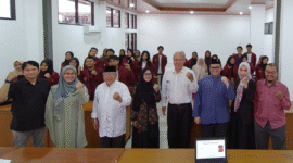 REKTOR Unes, Prof. Dr. H. Sufyarma Marsidin, dan narasumber foto bersama dengan peserta Sosialisasi Program Laskar Artificial Inteligence, di ruang Riset Inovasi Pembelajaran Unes, Sabtu (4/1/2025).