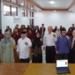 REKTOR Unes, Prof. Dr. H. Sufyarma Marsidin, dan narasumber foto bersama dengan peserta Sosialisasi Program Laskar Artificial Inteligence, di ruang Riset Inovasi Pembelajaran Unes, Sabtu (4/1/2025).