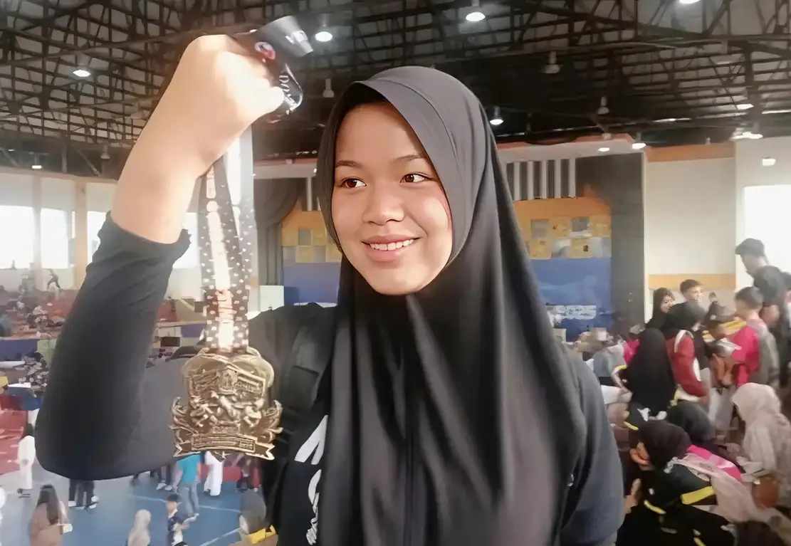 Siswi MAN 3 Padang, Aqila Ferialdina Putri, sukses meraih medali emas di Kejuaraan Nasional Taekwondo Championship 2025.