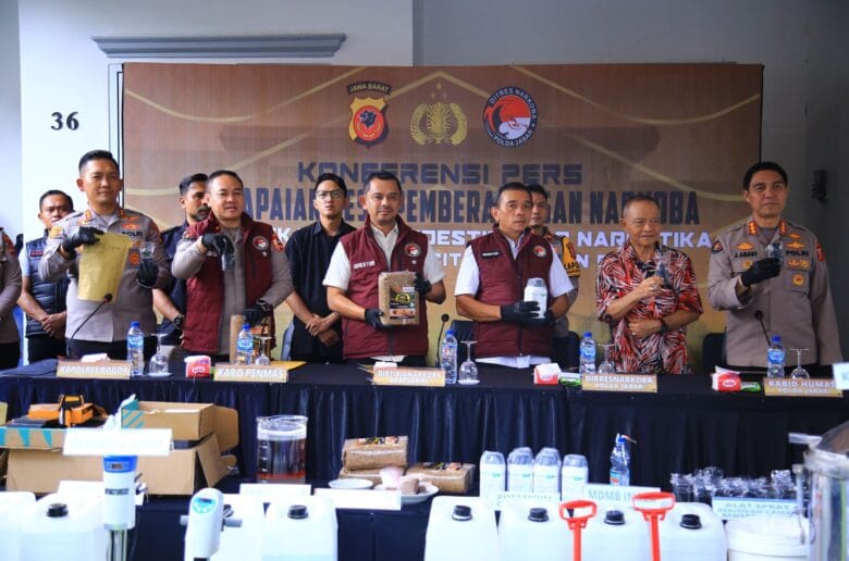 Bareskrim Bongkar Lab Tembakau Sintetis di Sentul Bareskrim Bongkar Lab Tembakau Sintetis di Sentul