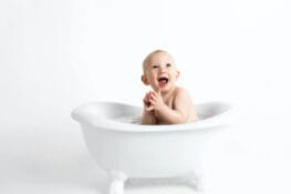 Cara Memandikan Bayi Baru Lahir yang Perlu Diperhatikan