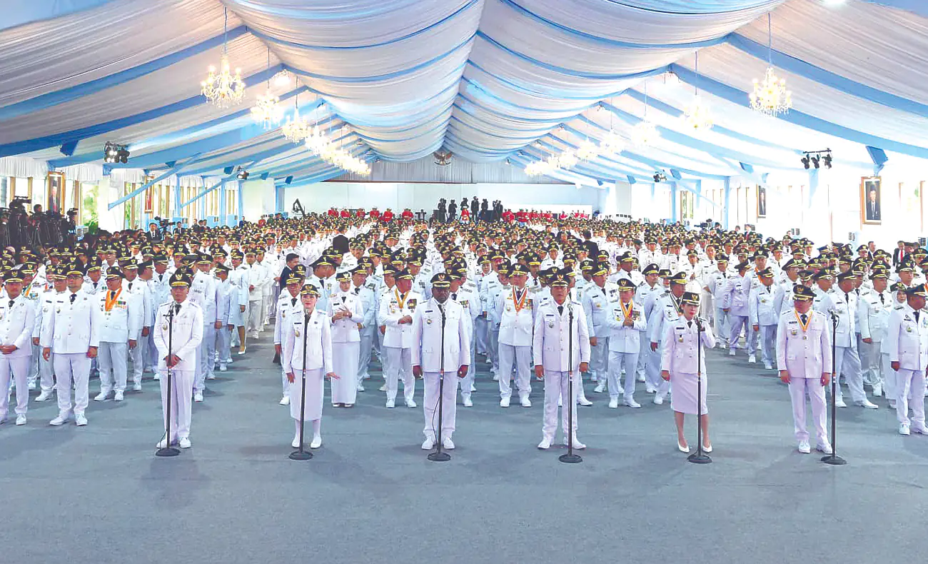 Sebanyak 961 kepala daerah terpilih mengikuti upacara pelantikan di kompleks Istana Kepresidenan, Jakarta, Kamis (20/2/2025). Pelantikan dilakukan langsung oleh Presiden Prabowo Subianto sekaligus menjadi momentum bersejarah dalam catatan demokrasi Indonesia.