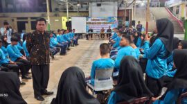 Kakan Kemenag Kota Padang Edy Oktafiandi, saat memberikan pembekalan dengan materi Moderasi Beragama kepada peserta LDKS OSIM MAN 1 Padang, di ABG Water park Lubuk Minturun, Kota Padang.