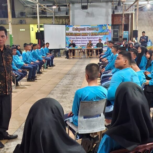 Kakan Kemenag Edy Oktafiandi Beri Pembekalan Moderasi Beragama pada Peserta LDKS MAN 1 Padang