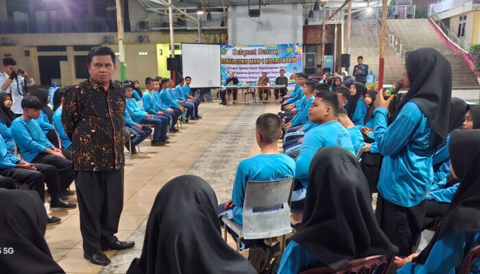 Kakan Kemenag Edy Oktafiandi Beri Pembekalan Moderasi Beragama pada Peserta LDKS MAN 1 Padang