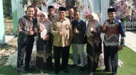 Kakan Kemenag Kota Padang H. Edy Oktafiandi berfoto bersama Kepala MAN 3 Padang Hj. Marliza dan pejabat terkait pada acara perpisahan siswa kelas XII MAN 3 Padang, Rabu (26/2/2025).