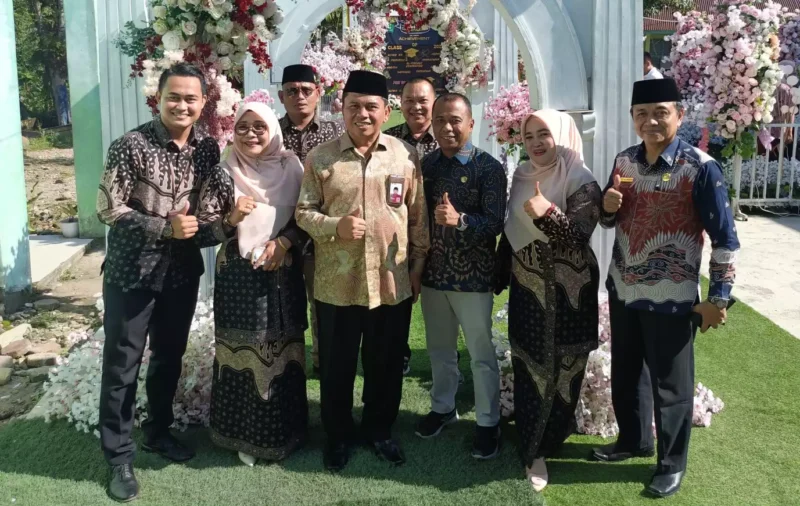 Kakan Kemenag Kota Padang H. Edy Oktafiandi berfoto bersama Kepala MAN 3 Padang Hj. Marliza dan pejabat terkait pada acara perpisahan siswa kelas XII MAN 3 Padang, Rabu (26/2/2025).