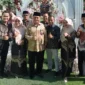 Kakan Kemenag Kota Padang H. Edy Oktafiandi berfoto bersama Kepala MAN 3 Padang Hj. Marliza dan pejabat terkait pada acara perpisahan siswa kelas XII MAN 3 Padang, Rabu (26/2/2025).