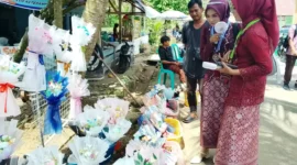 Ziko saat melayani pembeli bunga yang dijualnya pada acara perpisahan siswa MAN 3 Padang, Rabu (26/2/2025).