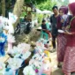 Ziko saat melayani pembeli bunga yang dijualnya pada acara perpisahan siswa MAN 3 Padang, Rabu (26/2/2025).