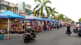 Aktivitas PKL di kawasan Jalan Permindo, Kota Padang.
