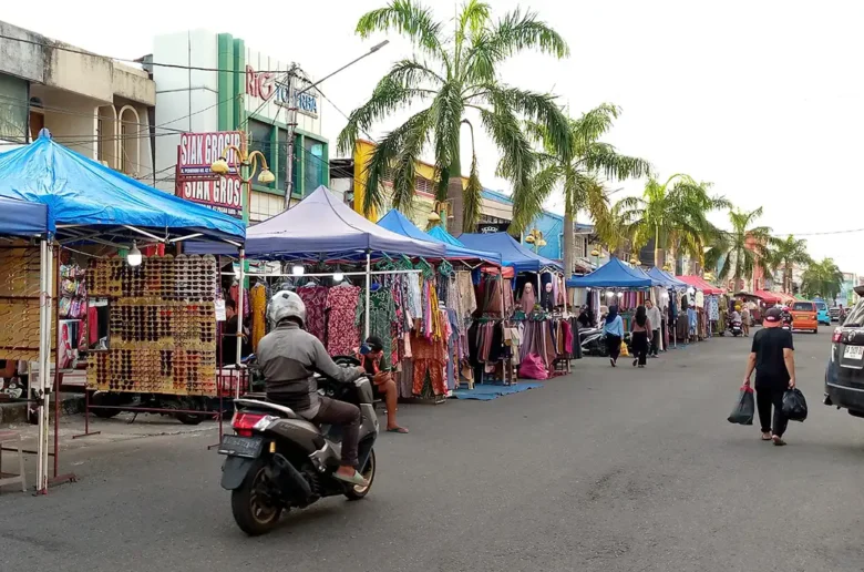 Aktivitas PKL di kawasan Jalan Permindo, Kota Padang.