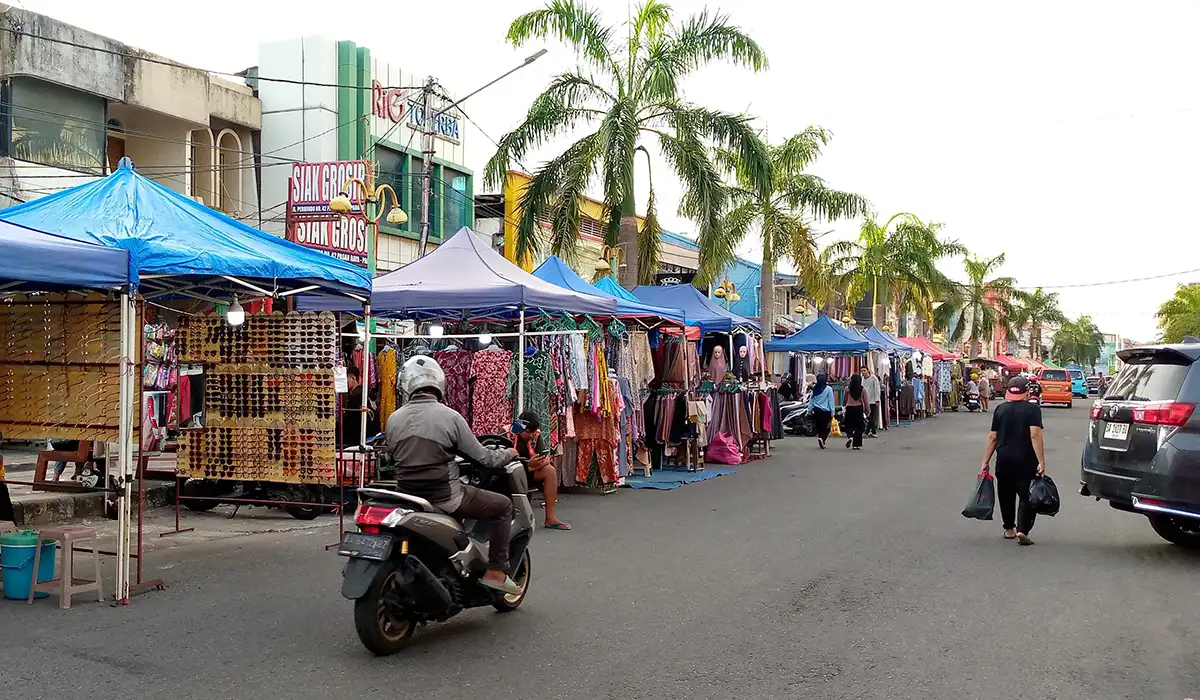 Aktivitas PKL di kawasan Jalan Permindo, Kota Padang.