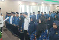 Kakan Kemenag Tanah Datar, H. Amril, mengukuhkan tim pengelola kehumasan, Senin (17/2/2025).