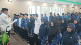 Kakan Kemenag Tanah Datar, H. Amril, mengukuhkan tim pengelola kehumasan, Senin (17/2/2025).