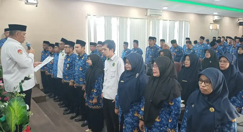 Kakan Kemenag Tanah Datar, H. Amril, mengukuhkan tim pengelola kehumasan, Senin (17/2/2025).