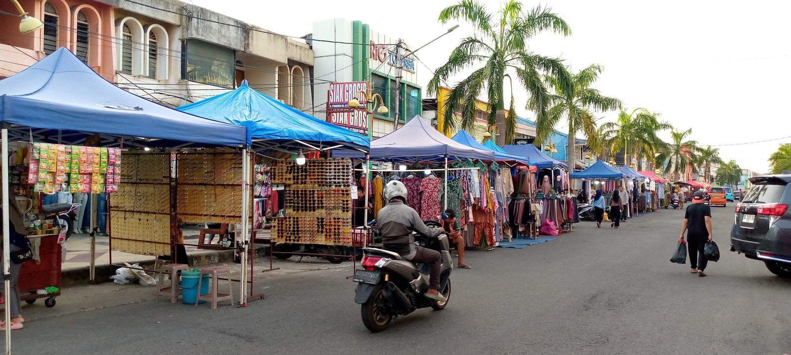 PKL Kembali Berjualan di Permindo Pasca-Bentrokan dengan Satpol PP