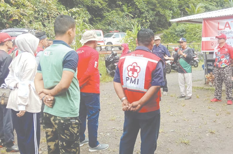 PMI Kota Padang Gelar Latihan Gabungan untuk Tingkatkan Kesiapan Relawan PMI Kota Padang Gelar Latihan Gabungan untuk Tingkatkan Kesiapan Relawan