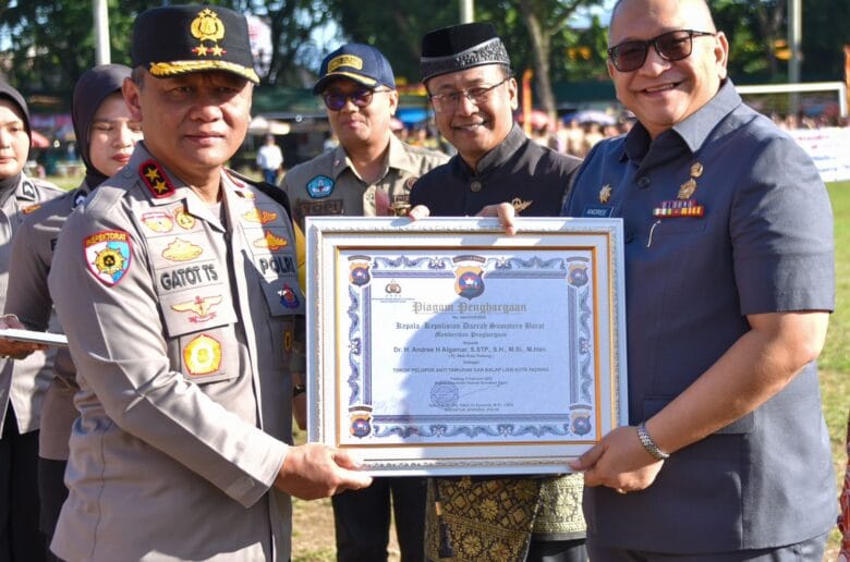 Pemko Padang dan Polda Sumbar Deklarasi Anti Tawuran dan Balapan Pemko Padang dan Polda Sumbar Deklarasi Anti Tawuran dan Balapan Liar