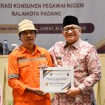 Petugas Kebersihan DLH Padang Raih Hadiah Umroh