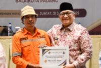 Petugas Kebersihan DLH Padang Raih Hadiah Umroh