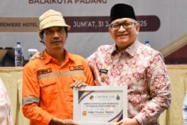 Petugas Kebersihan DLH Padang Raih Hadiah Umroh
