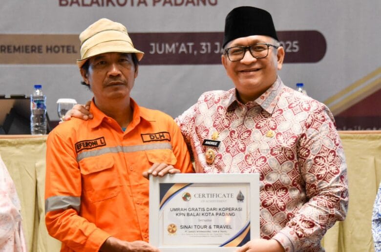 Petugas Kebersihan DLH Padang Raih Hadiah Umroh