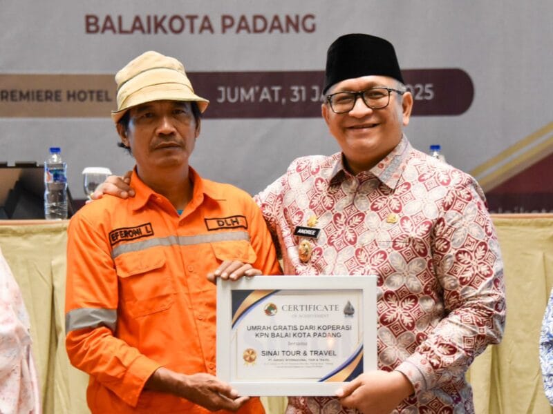 Petugas Kebersihan DLH Padang Raih Hadiah Umroh