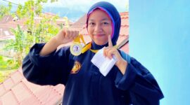 Tiara, siswi MAN 1 Kota Padang sukses meraih medali emas di Kejuaraan Silat Terbuka Antar Pelajar. (Ist.)