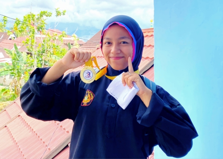 Tiara, siswi MAN 1 Kota Padang sukses meraih medali emas di Kejuaraan Silat Terbuka Antar Pelajar. (Ist.)