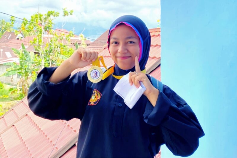 Tiara, siswi MAN 1 Kota Padang sukses meraih medali emas di Kejuaraan Silat Terbuka Antar Pelajar. (Ist.)