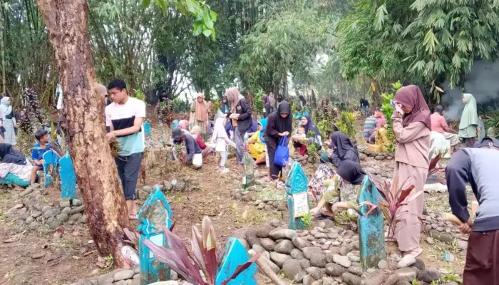 Warga Berok Ikur Koto Bersihkan Kuburan Kaum, Tradisi Silaturahmi Menyambut Ramadan