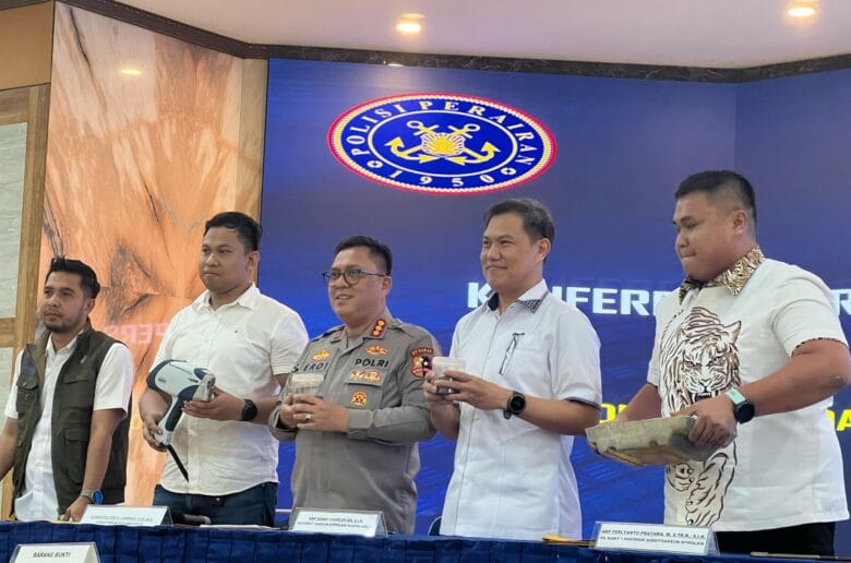Polair Baharkam Bongkar Pengolahan Timah Ilegal di Bekasi Polair Baharkam Bongkar Pengolahan Timah Ilegal di Bekasi