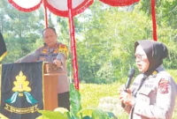 Kapolda Sumbar, Irjen Pol Gatot Tri Suryanta, mendengar penyampaian AKP Herlina yang ingin jadi Kapolsek di Mentawai. (TNS)