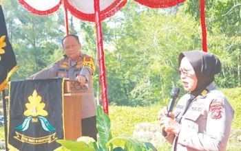 Kapolda Sumbar, Irjen Pol Gatot Tri Suryanta, mendengar penyampaian AKP Herlina yang ingin jadi Kapolsek di Mentawai. (TNS)