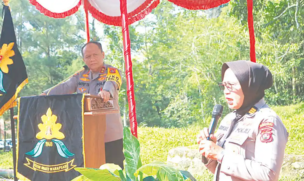 Kapolda Sumbar, Irjen Pol Gatot Tri Suryanta, mendengar penyampaian AKP Herlina yang ingin jadi Kapolsek di Mentawai. (TNS)