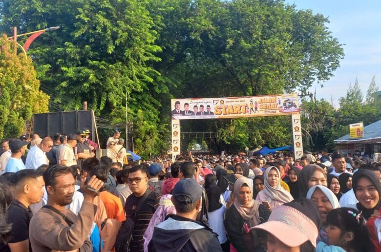 Ribuan Warga Ikuti Jalan Sehat HUT Ke-17 Partai Gerindra Ribuan Warga Ikuti Jalan Sehat HUT Ke-17 Partai Gerindra